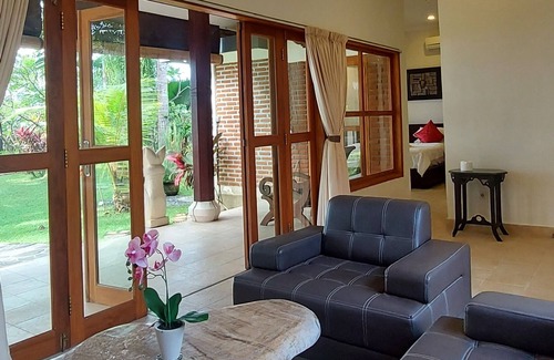Bukti Villa | The Ning Beach & Villa