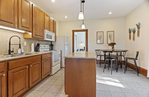 Hastings Apartment | The Nininger Historic Apt - Walk to DT and River, King Bed, Pet Friendly