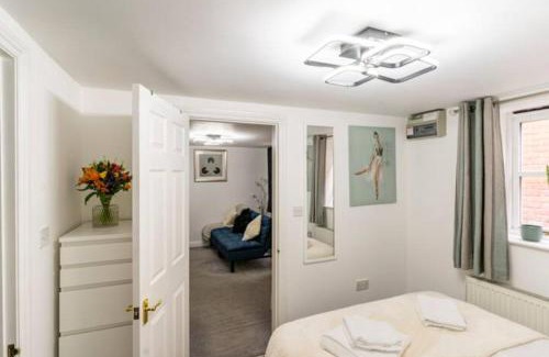 Blandford Saint Mary Apartment | The Nook, Cosy 1BR in Blandford, Dorset