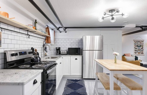 Union Park Apartment | The Nook Studio Apartment - Centrally located in the Twin Cities!