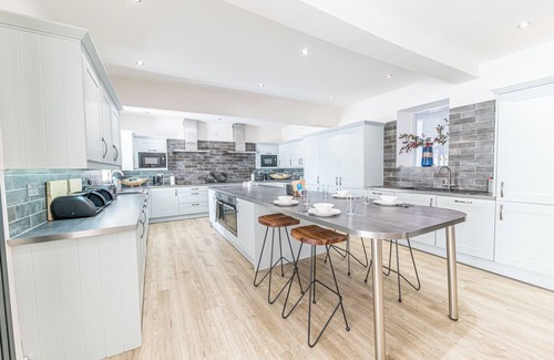Bowness-on-Windermere House | THE OAKS, family friendly, with hot tub in Bowness-On-Windermere