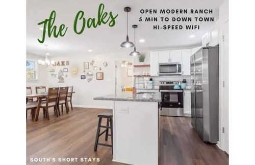 Southwest Raleigh House | The Oaks: Modern Ranch-5min DT, Wi-Fi, Sleeps 10!