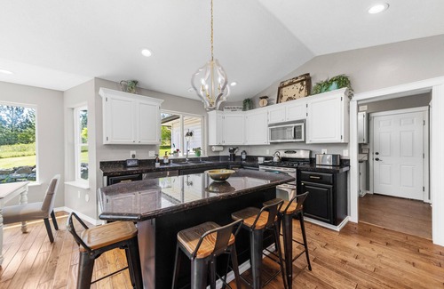 Mica House | The Oasis- Gorgeous acreage home w/heated pool/hot tub. King beds.