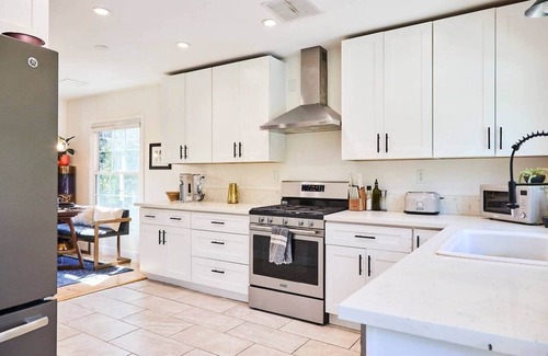 Lake Balboa House | The Oasis | Sleeps 6 | Private Pool & Garden