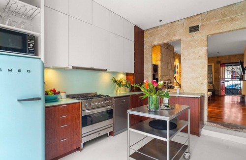 Redfern House | The Oasis tropical paradise: huge architect designed sandstone hideaway +pets✔️