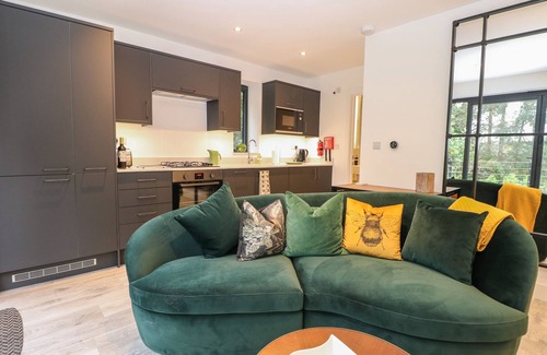 Dorking Cottage | THE OBSERVATORY ANNEXE, pet friendly, with a garden in Dorking