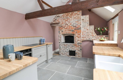 Avebury Cottage | THE OLD BAKEHOUSE, pet friendly, character holiday cottage in Avebury