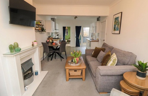 Potter Brompton Cottage | THE OLD CHAPEL, pet friendly, with hot tub in Brompton-By-Sawdon