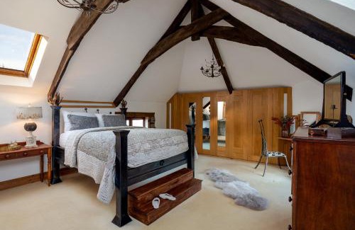 Totnes House | The Old Coach House - Converted barn with private garden parking and fireplace