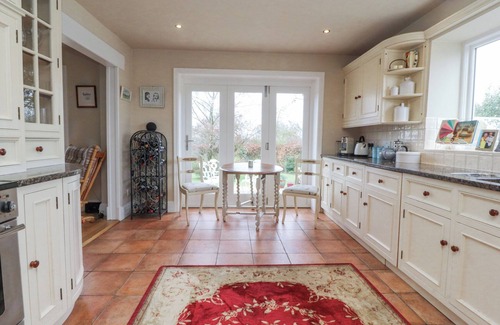 Preston Cottage | THE OLD COACH HOUSE, pet friendly, with hot tub in Bilsborrow