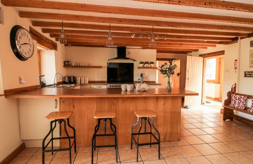 Acton Scott Cottage | THE OLD FARMHOUSE, pet friendly, with hot tub in Westhope
