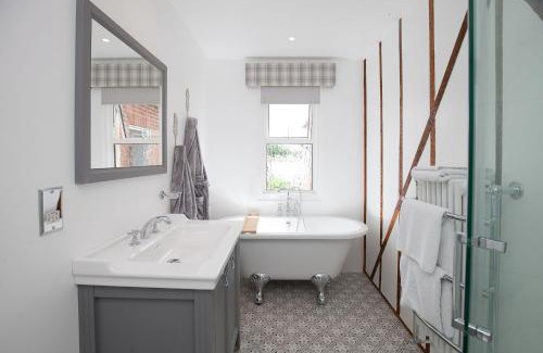 Salisbury House | The Old House Guest House