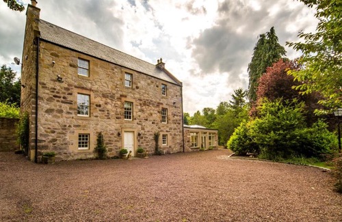 Dalkeith Villa | The Old Millhouse - Luxury Retreat with Sauna, Cold Plunge, Yoga & Swim SPA