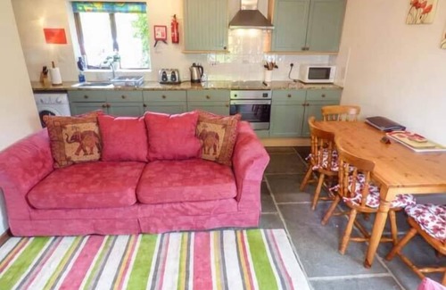 Barrow Gurney Cottage | THE OLD PARLOUR, family friendly, character holiday cottage in Regil