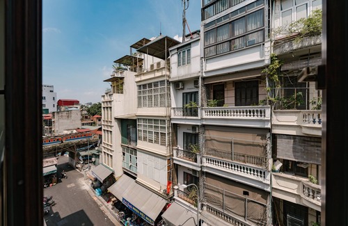 Ba Dinh House | The Old Quarter Ha Noi House with Train street view and city view. Free wifi