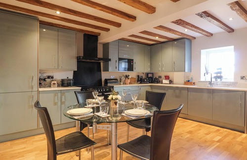Great Hatfield Cottage | THE OLD STABLE, with a garden in Hornsea