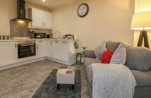 Cotton Cottage | THE OLD STY, with a garden in Alton