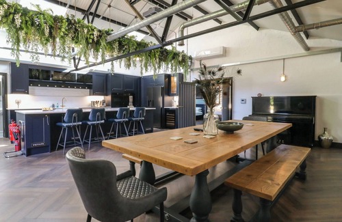 Sittingbourne Cottage | THE OLD WORKSHOP, family friendly, with hot tub in Harrietsham