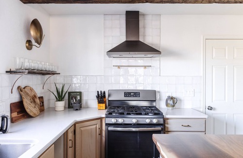 La Verkin House | The Orchard near Zion, KING Beds and Hot Tub!