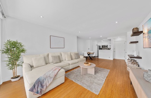 North of Montana Apartment | The Orchid-Charming 2BR Santa Monica Apartment with Pool, Jacuzzi & WiFi