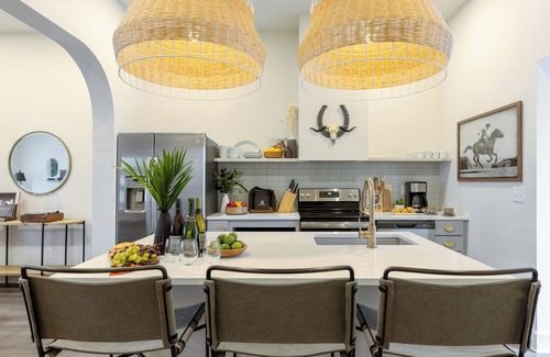 Five Points Apartment | The Outrider by AvantStay Chic Stay Close to Broadway