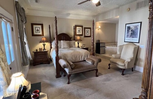 Eureka Springs Historic District Condo | The Overlook Suite - Downtown, Balcony, Jacuzzi, Free Parking