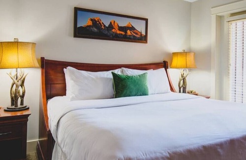 Cougar Creek Condo | The Owls Nest. 1 bedroom Mountain view Condo