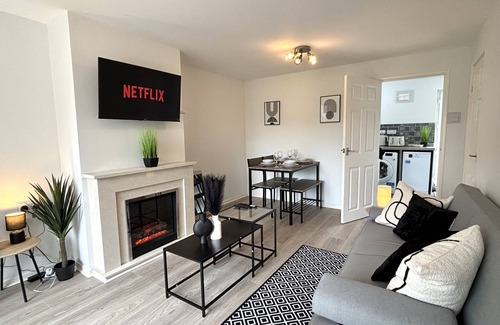 Braunstone House | The Packhorse Townhouse - Private Parking/Wifi