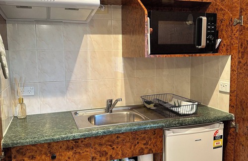 Mooroobool Apartment | The Palm Unit Studio with aircon, Wi-Fi and Netflix