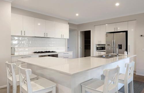 Portarlington Villa | The panorama retreat- sleeps 12, aircon, brand new, great multifamily stay, beach, wineries, golf