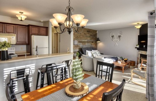 Saint-Faustin-Lac-Carre Apartment | The Panoramic - Direct lake beach and bike access