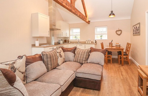 Wimbolds Trafford Cottage | THE PARLOUR, family friendly, character holiday cottage in Chester
