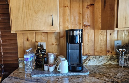 Apple Valley Cabin | The Peacemaker Cabin: Cozy cabin in enjoyable Apple Valley with AC
