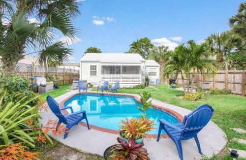 Mango Groves House | The Peacock Bungalow- Heated Pool & Jacuzzi- 5 min to beach!