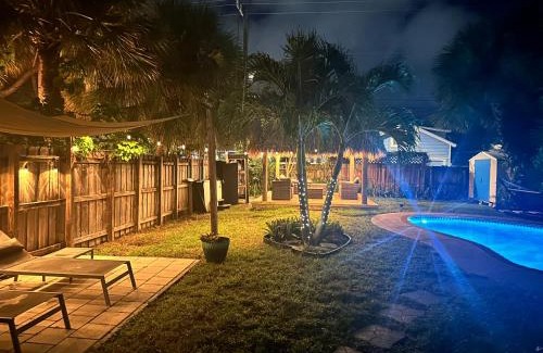Mango Groves House | The Peacock Bungalow- Heated Pool & Jacuzzi- 5 min to beach!