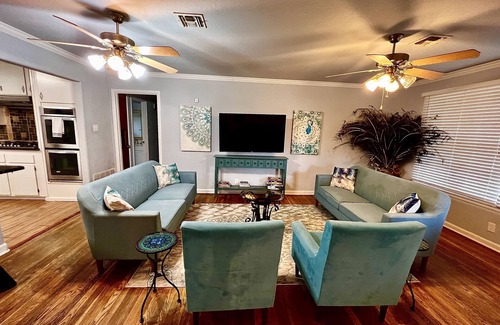 Medical Center District House | The Peacock House for animal lovers. Prime location! Near main attractions.