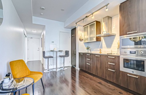 Toronto Entertainment District Apartment | The Peak at Toronto by Instant Suites