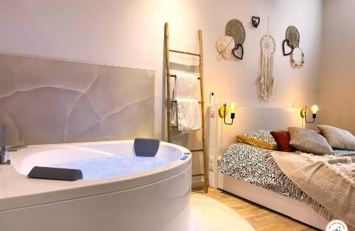Downtown Le Havre Apartment | The Pearl - Jacuzzi - Cinéma - Patio - Parking