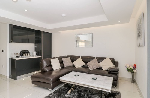 Newent Cottage | THE PENTHOUSE, STRAWBERRY HILL VINEYARD, family friendly in Newent