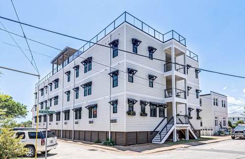 Historic Downtown Manteo Apartment | The Peony-La Pivoine