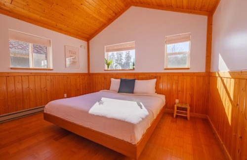 Ucluelet House | The Perch Modern 2 Bed Cabin with Patio and Hot Tub