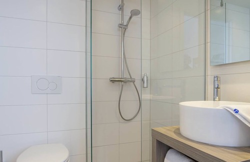 Edelstenenbuurt Hotel | The Perfect Stay for Explorers! Free Breakfast, Onsite Dining!