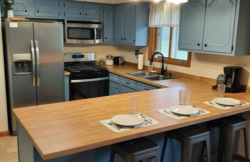 Laura House | The Perry House- Charming 3-bedroom house with AC and WiFi in serene Monica