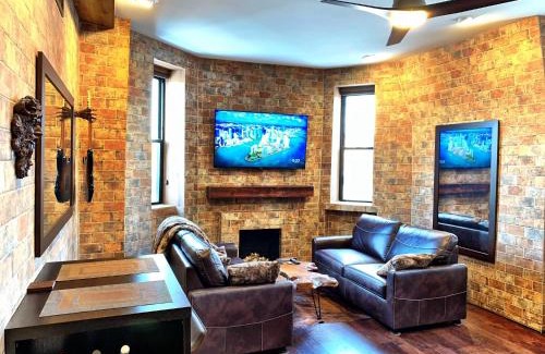 Old Town Triangle Apartment | The Picasso on Lincoln Park