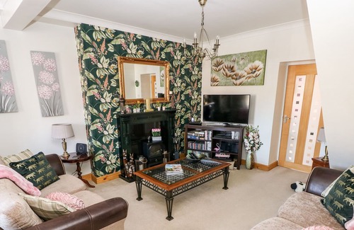 Blaencwm Cottage | THE PINK HOUSE, family friendly, with a garden in Treherbert