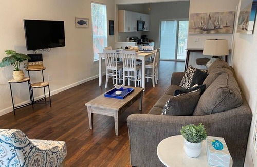 San Jacinto House | The Pink House- just Minutes walk from the Beach!