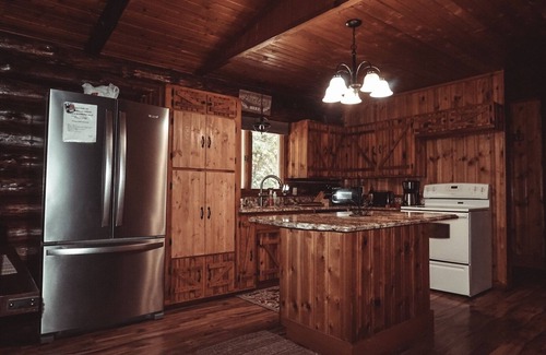 New Philadelphia Cabin | The Premier Destination in New Philadelphia - Deerwood Cabin - 5 Bedrooms