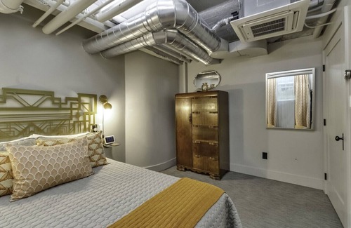 East Aurora Hotel | The Pretty Boy Floyd Room @ The Bank