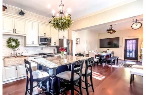 Downtown St. Louis House | The PS House: Hot Tub, Pool Table, Walk Score 93, Historic home w modern updates