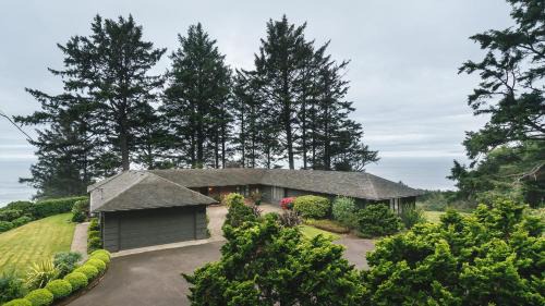 Neahkahnie Beach House | The Purcell House by AvantStay Surrounded in Lush Greenery w Large Yard Ocean Views